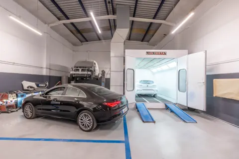 Cabina de pintura con un vehículo enmascarado