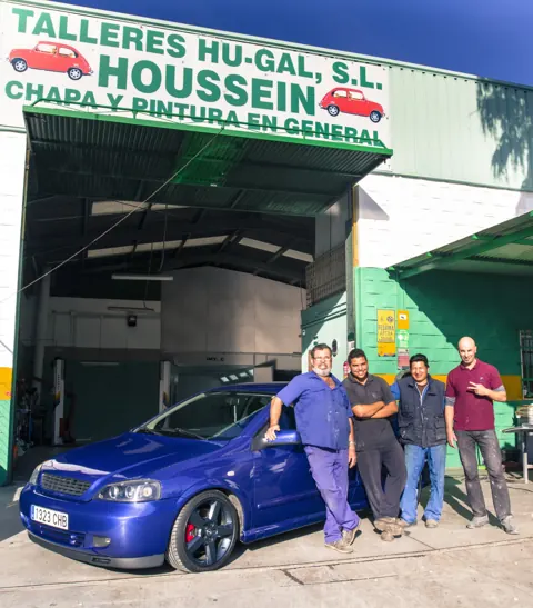 Opel Astra Coupé azul recién pintado a la salida del taller